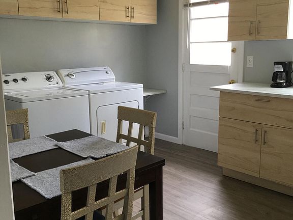 Eat-in kitchen with washer/dryer