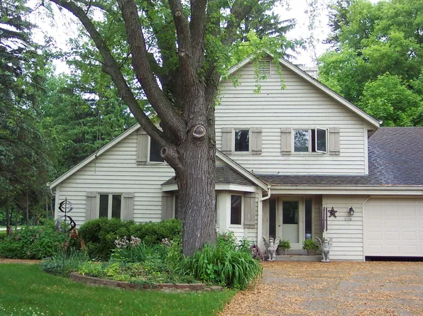 7506 W Willowbrook Ct, Mequon, WI 53092