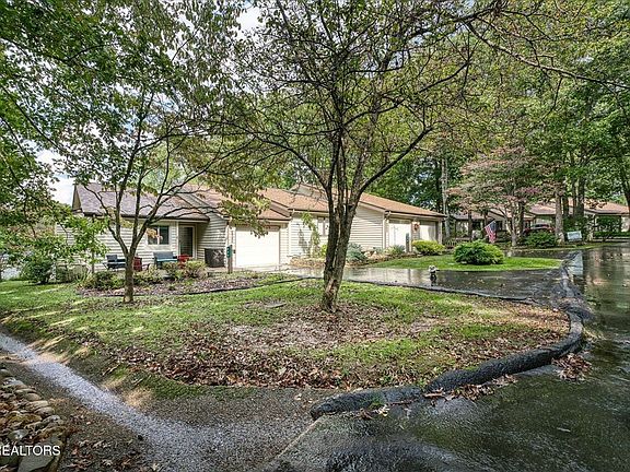 3rd image of 332 Lake Catherine Cir