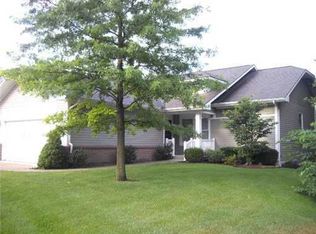 826 Roaring Brook Cir, Lansing, MI 48917