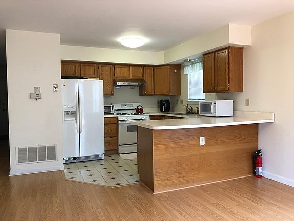3rd image of 302A Redwood Ave