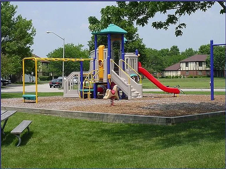 1054 Deerpath Ct — Photo 14