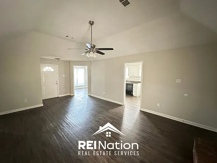 3 bed, 2.0 bath, 1369 sqft, $1,645 — Photo 3