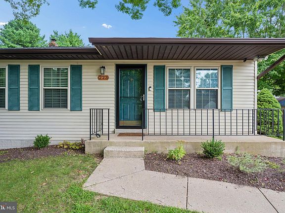5th image of 223 Stacey Lee Dr