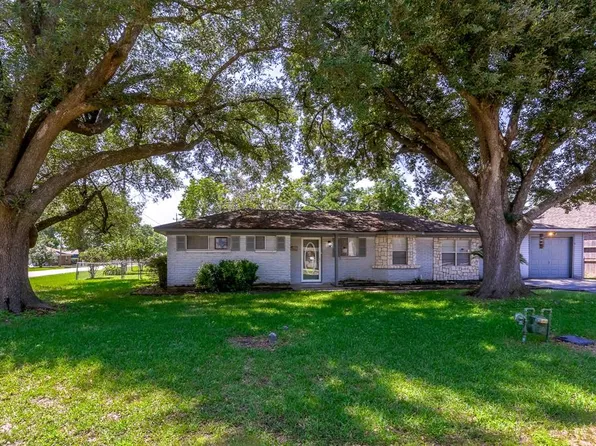1009 Hicks Street, Tomball, TX 77375