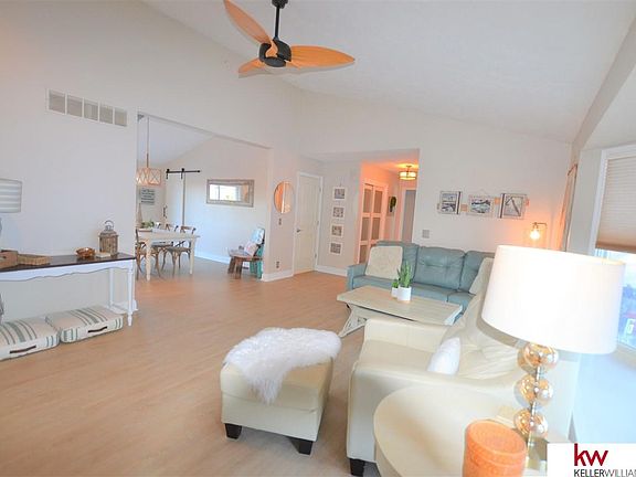 2nd image of 820 Beaver Lake Blvd