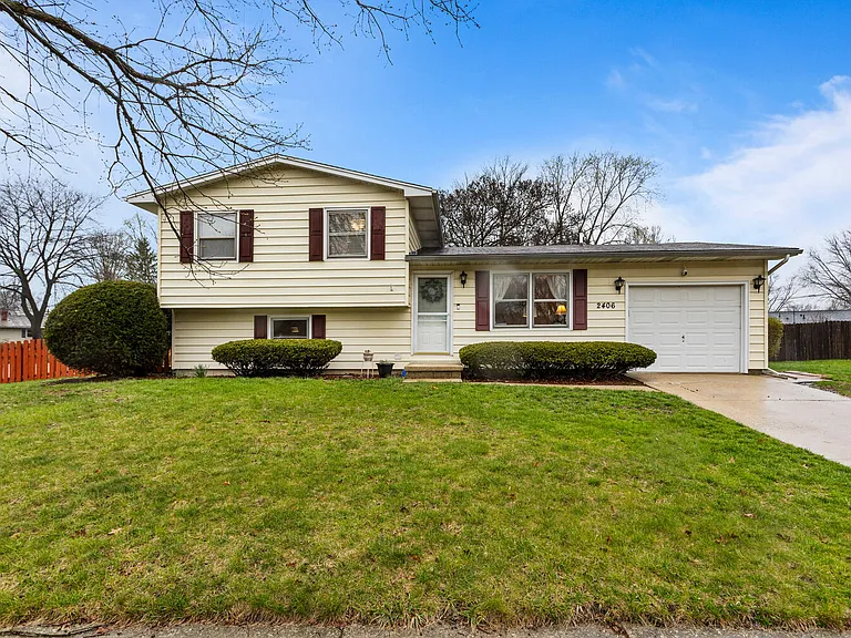 2406 Southwood Dr — Photo 1