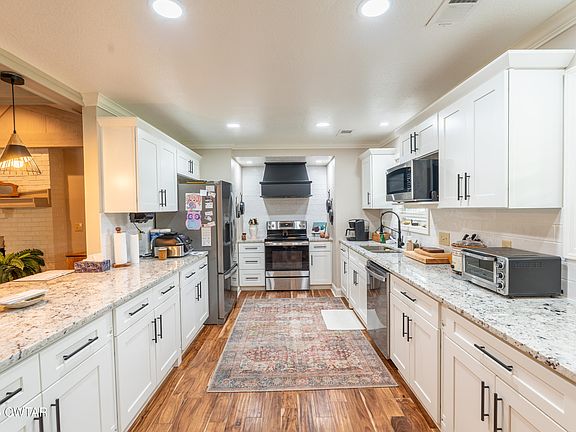 4th image of 1502 Laura Ln