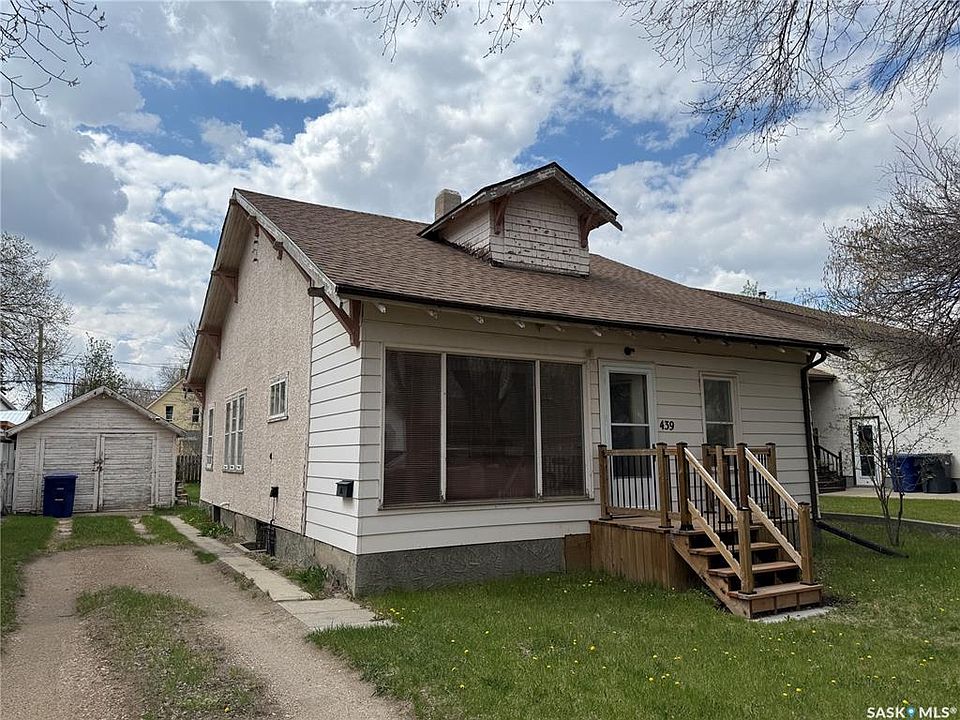 1st image of 439 Assiniboia STREET