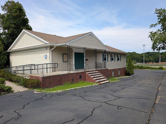 2nd image of 136 Winn St