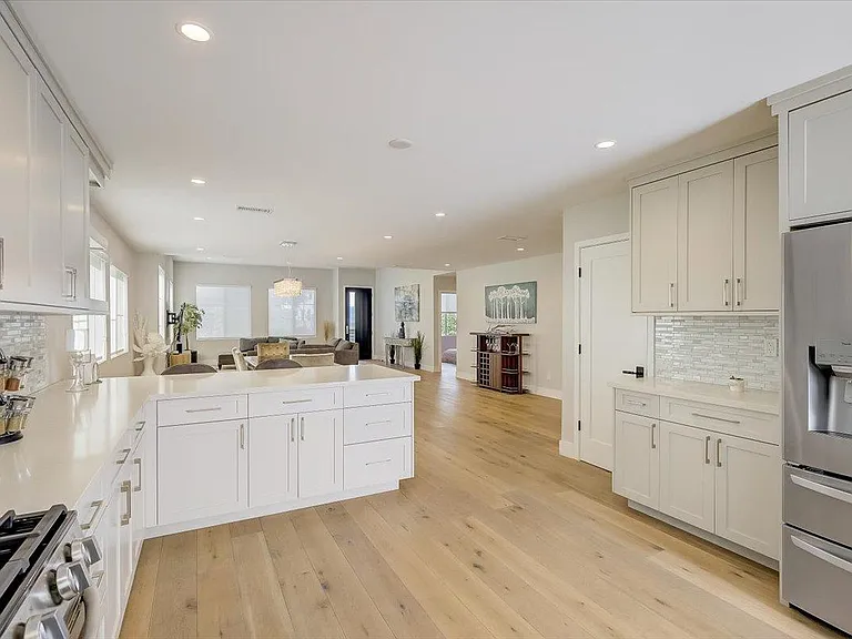 1832 S Redondo Blvd — Photo 12