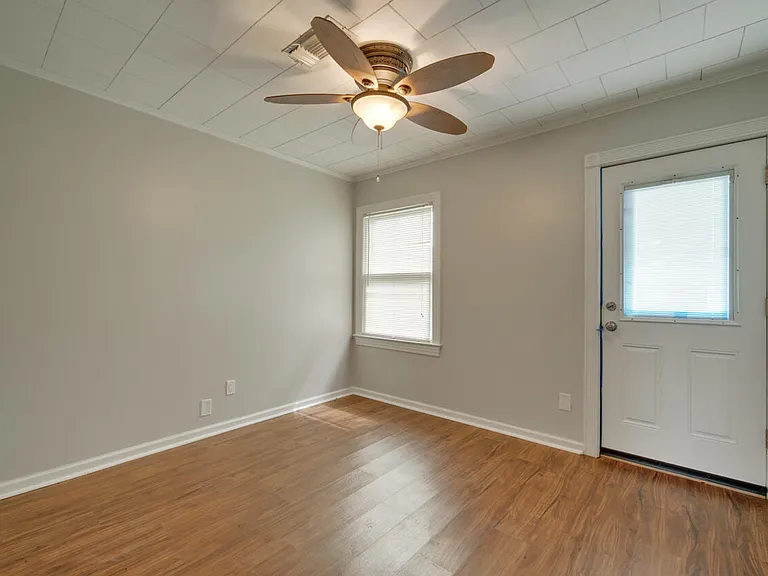 216 E Milton Ave — Photo 2