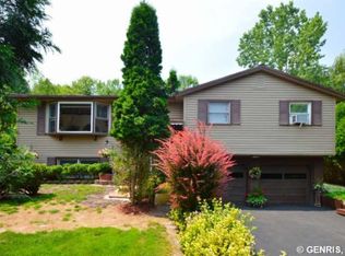 1401 Willowdale Dr, Macedon, NY 14502