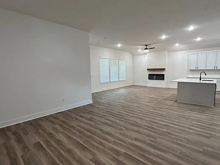 7001 E Sugarloaf St — Photo 2