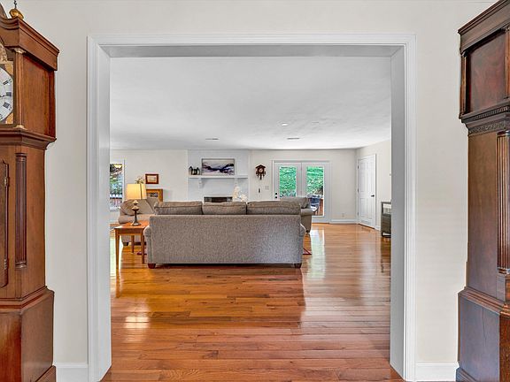 5th image of 180 Forest Dr