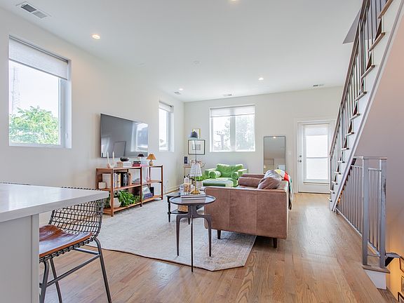 4th image of 2911 W Lyndale St #3E