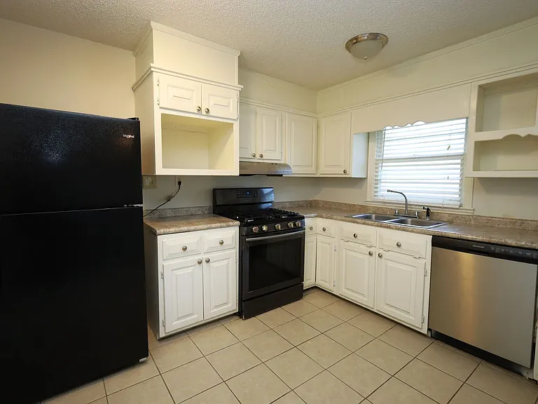 818 Stillwater Dr — Photo 4