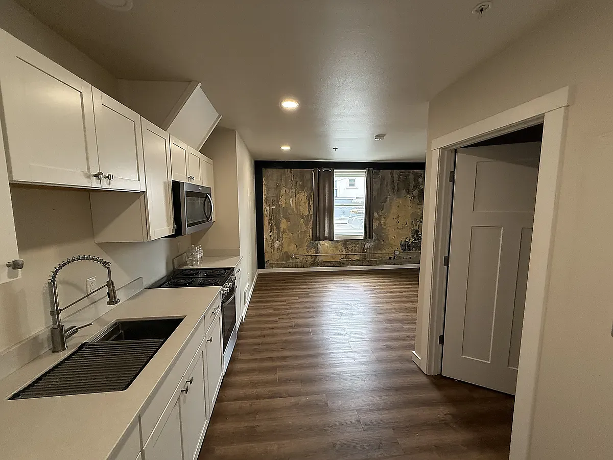 Studio, 400 sqft, $855 — Photo 2