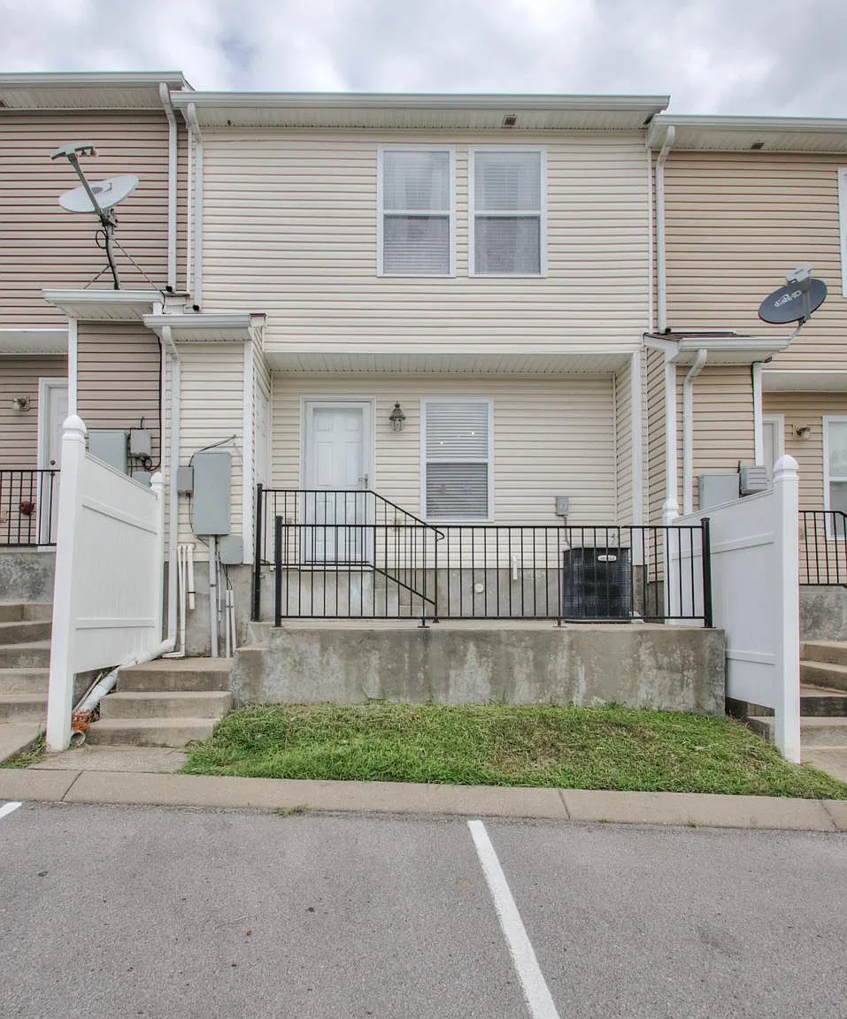 2 bed, 2.5 bath, 1404 sqft, $1,640 — Photo 2