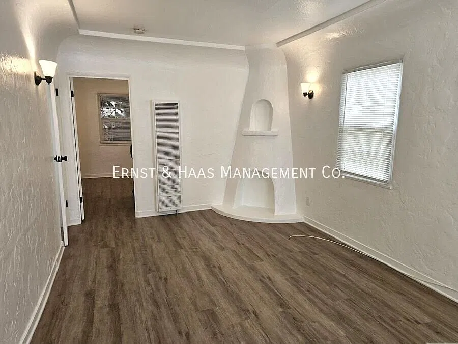 Charming Belmont Heights Cottage with Garage and Yard! — Photo 2
