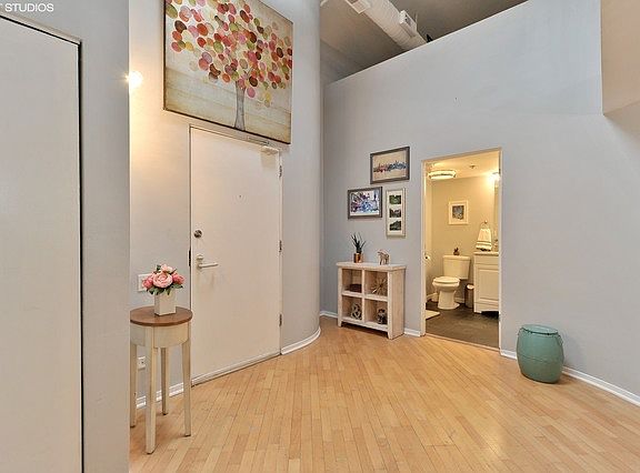 2nd image of 1000 W Diversey Pkwy #2