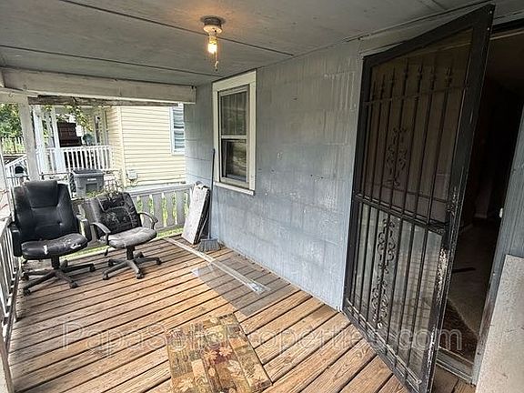 3rd image of 2067 N Maple Ave