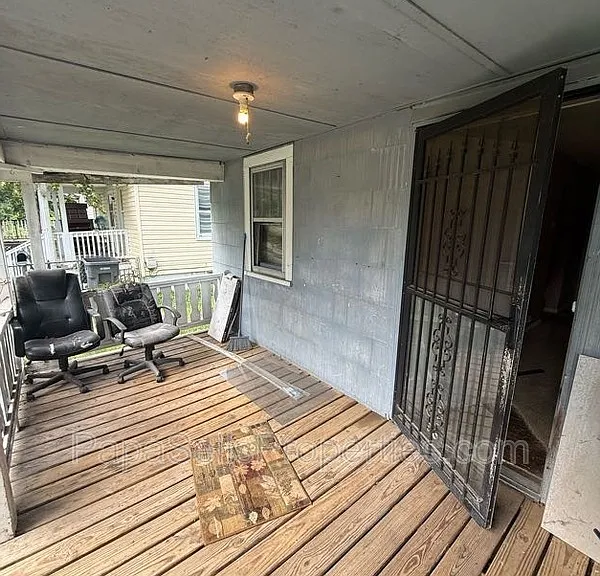 2067 N Maple Ave — Photo 3