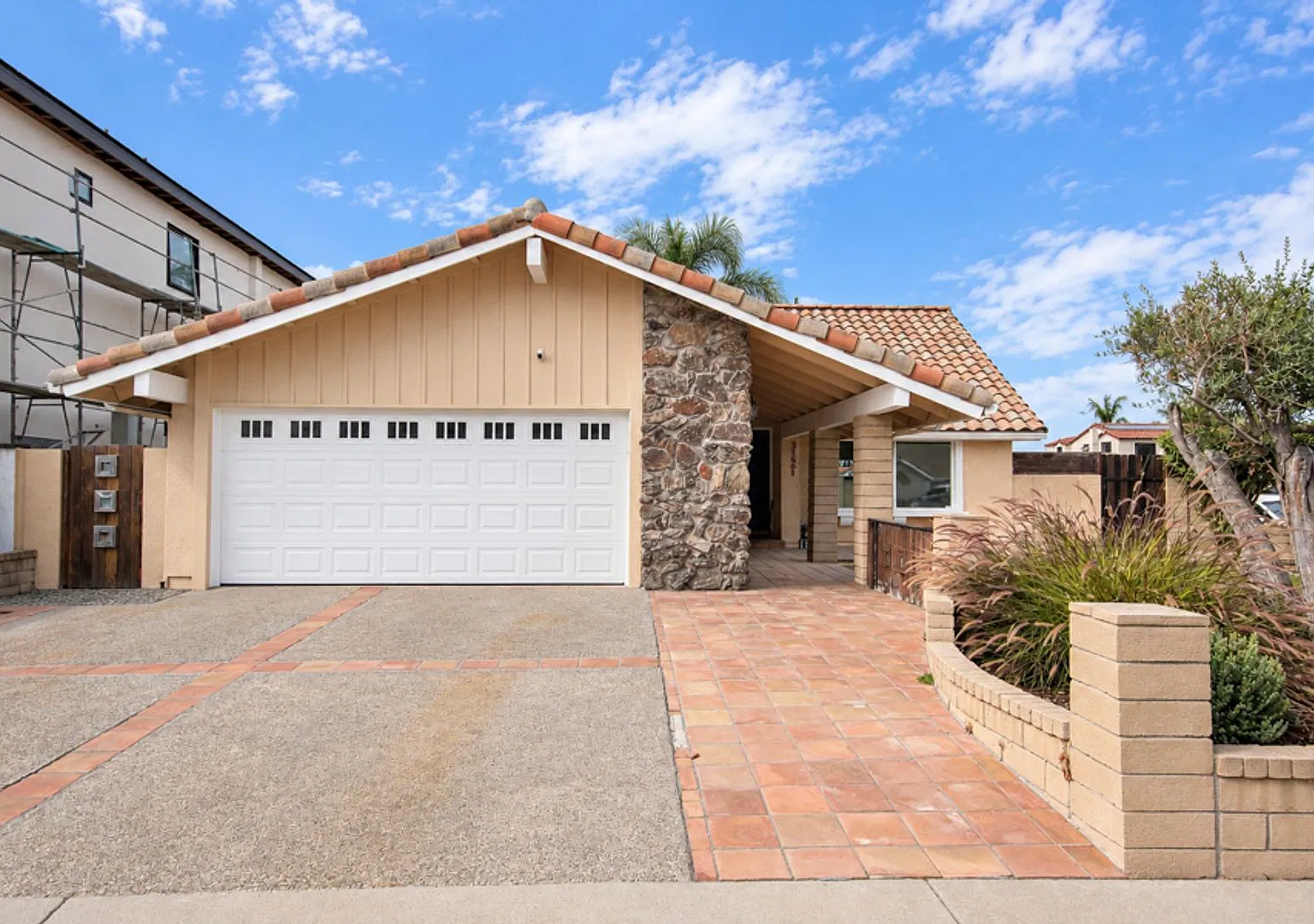 Huntington Beach Beauty with Impressive Indoor/Outdoor Space — Photo 2