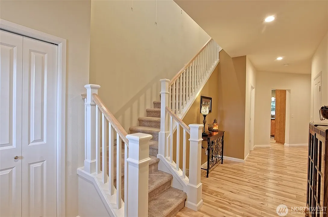 5 bed, 2424 sqft, $4,045 — Photo 2