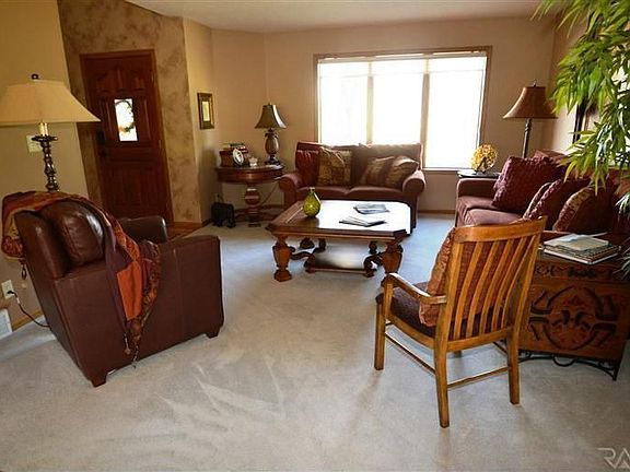 3rd image of 400 E Meadowlark Trl