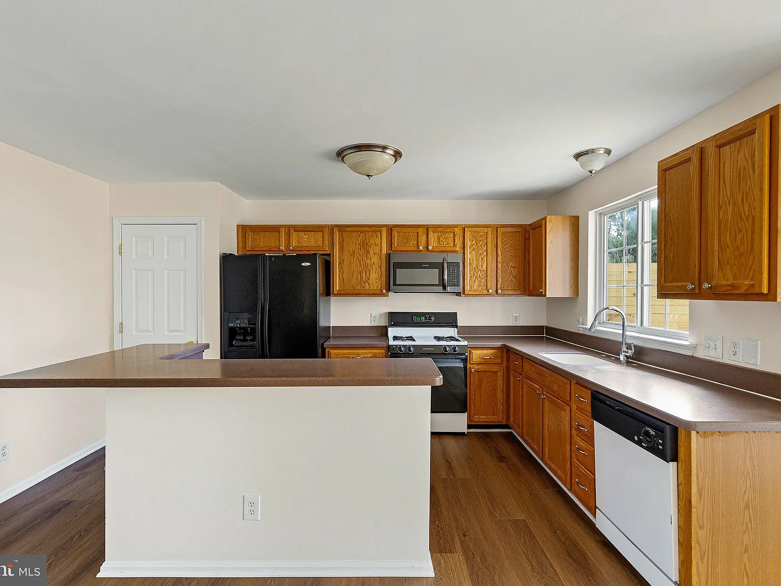 3 bed, 2.5 bath, 2365 sqft, $2,500 — Photo 3