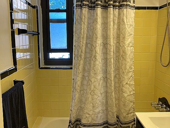 4th image of 8830 182nd St APT 3G