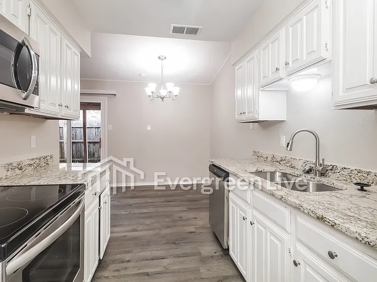 2404 Heathercrest Dr — Photo 8