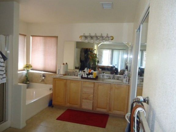4th image of 803 N Ave