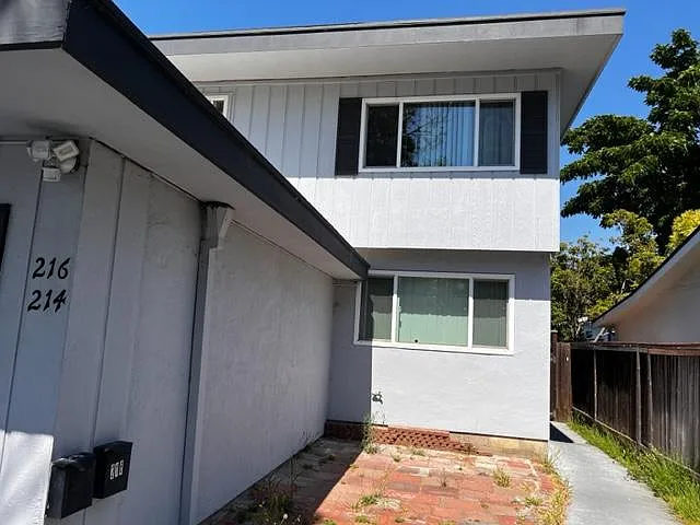 216 Bancroft Ave — Photo 2