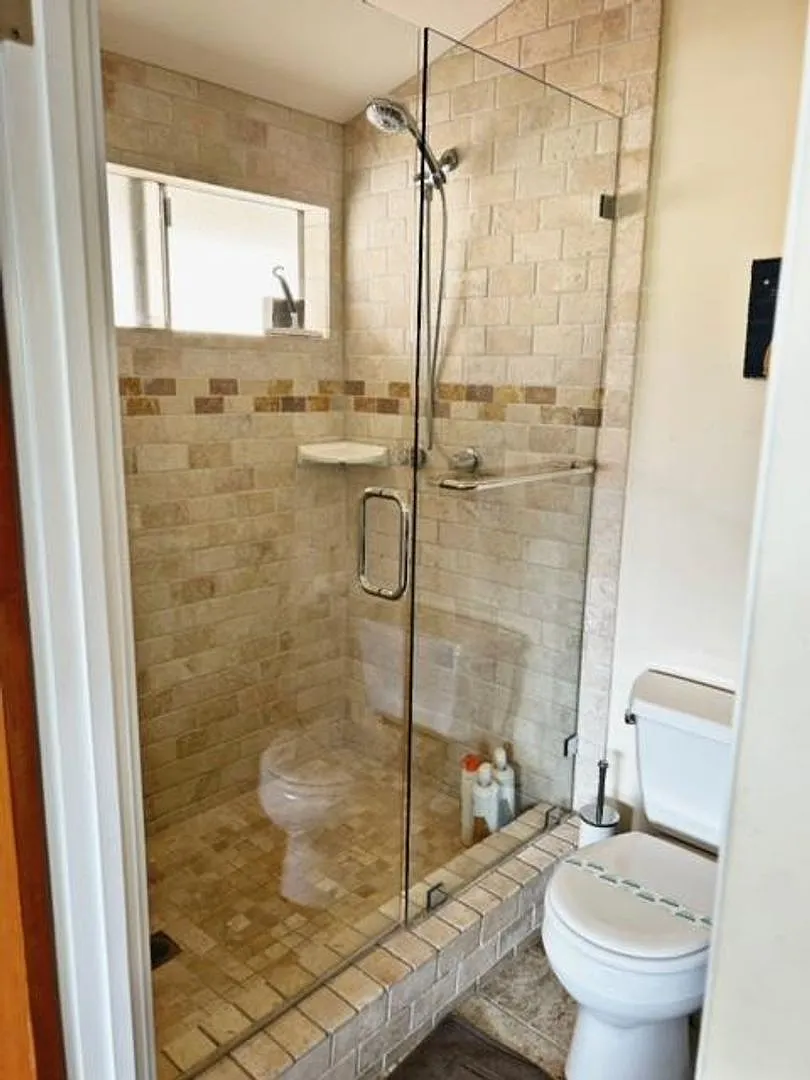 Beautiful 2bed + 2bath Condo located on a Mature Tree-lined Street in the Heart of Santa Monica. — Photo 4