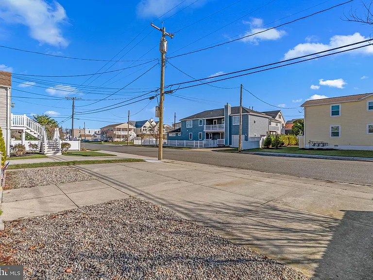413 Beach Ave W #B — Photo 3
