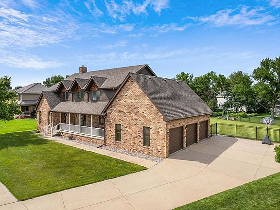 2nd image of 2304 Saint Andrews Dr