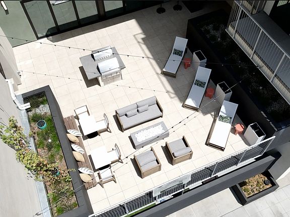 5th image of 3067 N Park Way #401