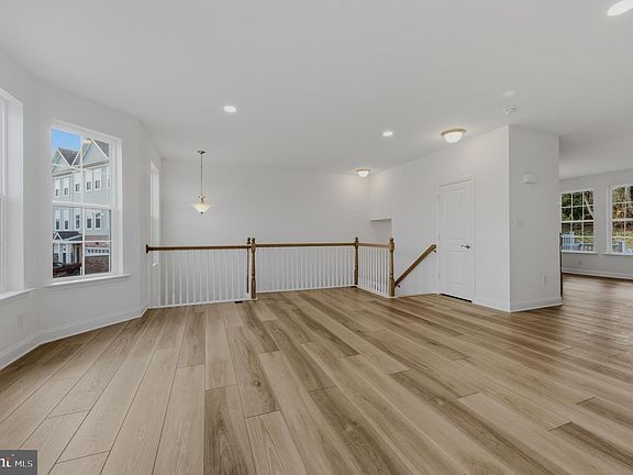 4th image of 255 Grove View Dr