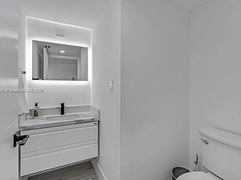 2555 Collins Avenue Cu #2200 — Photo 28