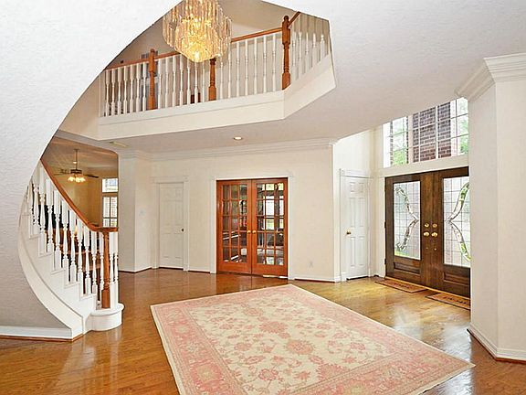 This beautiful 2 story entry is grand in every way. The natural light fills the space with amazing w