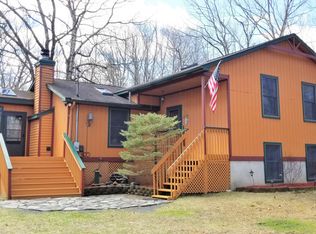 122 Pine Grove Cir, Milford, PA 18337