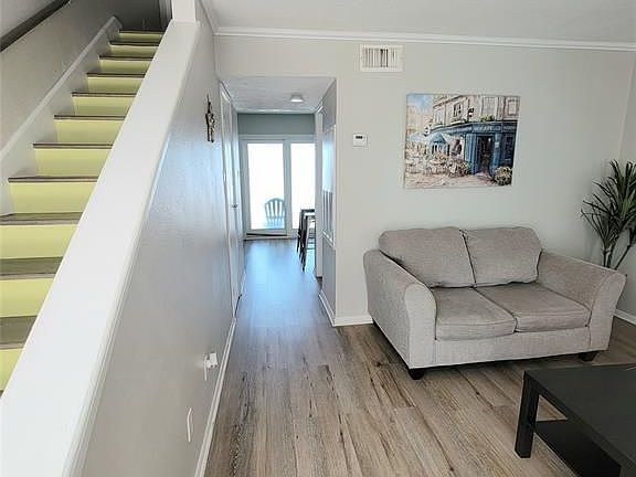 4th image of 925 Sealy St #4