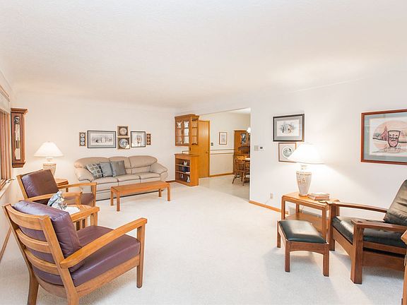 3rd image of 1906 Crescent Dr