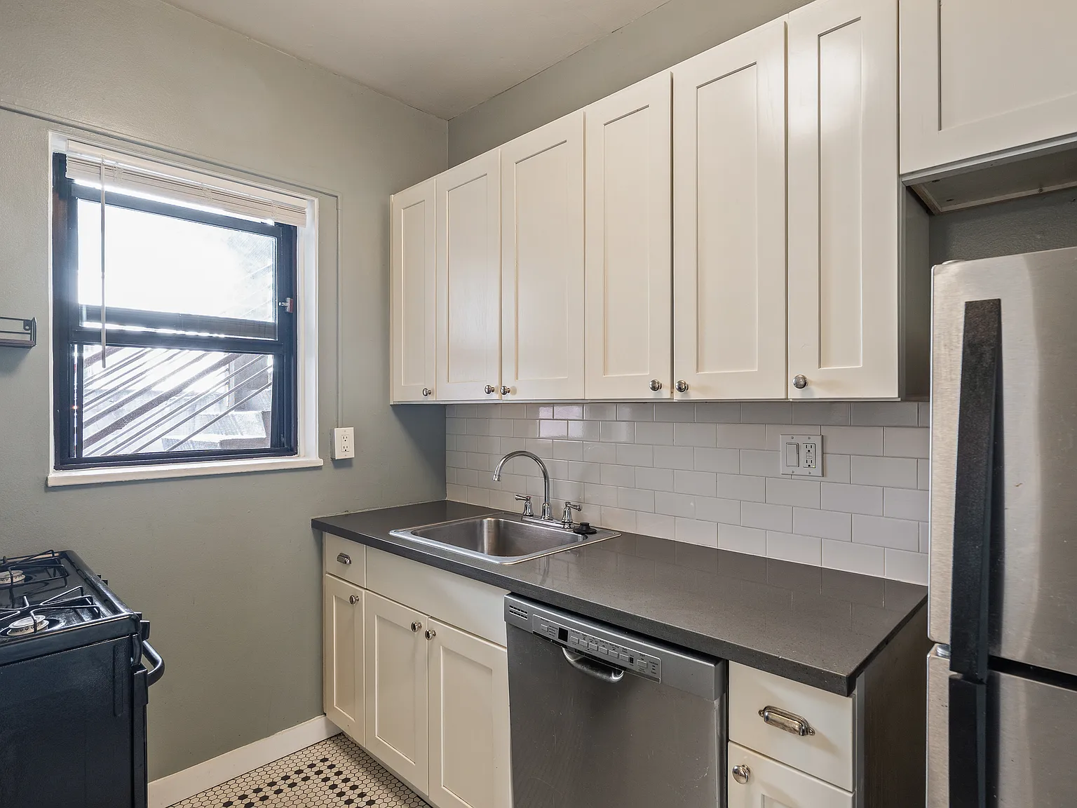 304-308 Bell St // Belltown Adams Apartment // Seattle - 35 — Photo 2