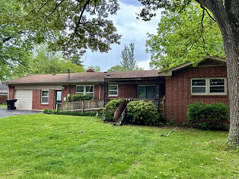 302 Hampton Rd — Photo 18