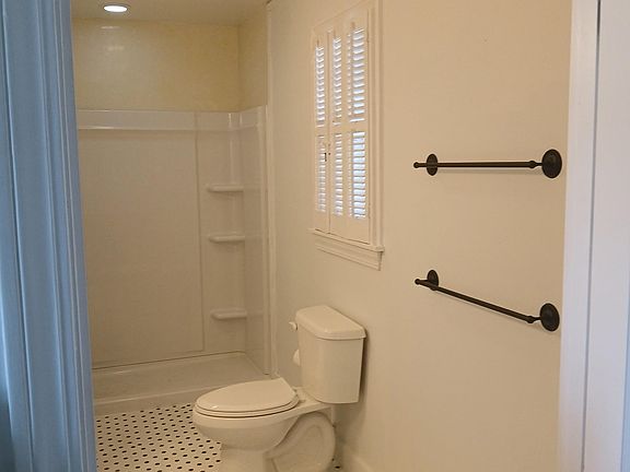 3rd image of 404 E Adams Ave