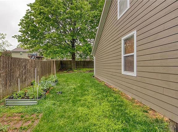 3rd image of 400 SE Onyx Dr