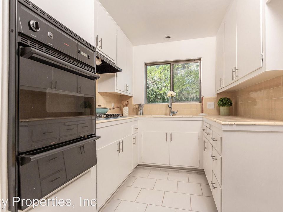 1st image of 2849 Waverly Dr #7257455
